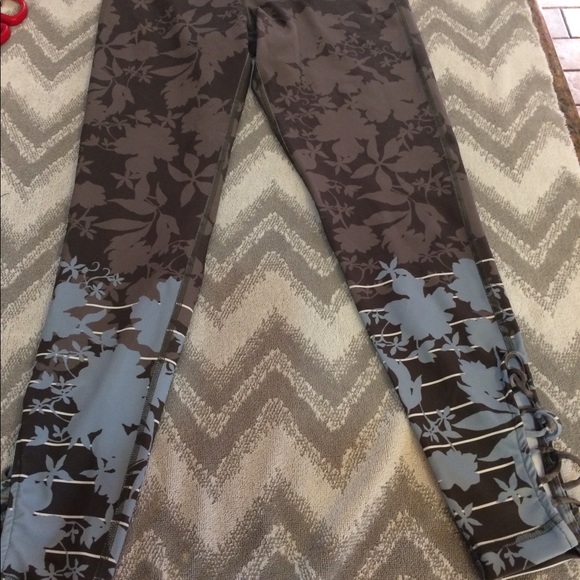 One gently used pair of ladies pants 👖 - Picture 5 of 7